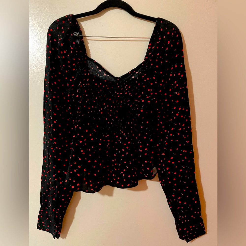 Sweet baby doll top; dress it up or dress 👗 it down!!! Excellent condition.